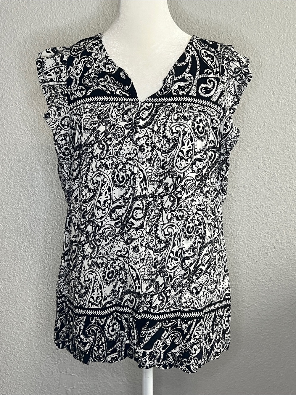 Loft Black/White Ruffle Cap Sleeve Blouse Size XS *flaw
